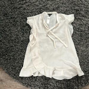 Woman’s shortsleeved dress top